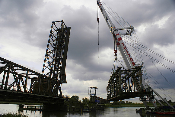 Nadelöhr Eisenbahnbrücke vor Weener